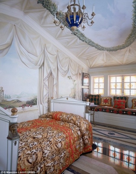 Choáng ngợp với biệt thự nghìn tỷ của cha đẻ thương hiệu Versace - 18 Thanh Tùng