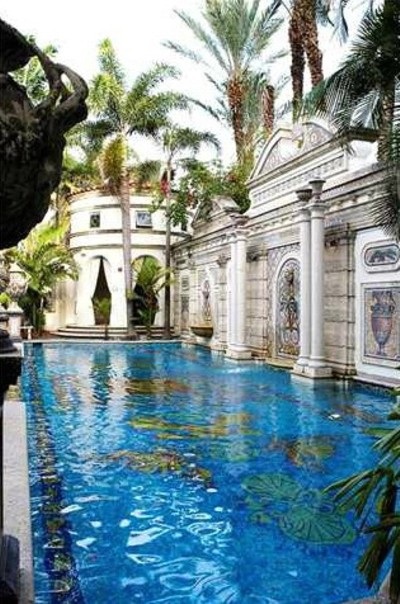 Choáng ngợp với biệt thự nghìn tỷ của cha đẻ thương hiệu Versace - 1 Khu bể bơi trước tòa nhà được dát vàng