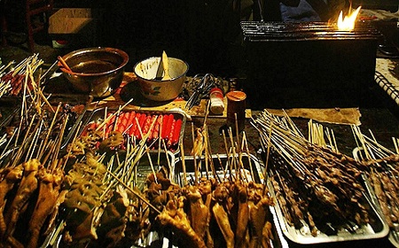 Nhập viện vì ăn phải thịt cừu giả nhiễm bả chuột - 1 Các món ăn đường phố tại Trung Quốc bị xem là không an toàn