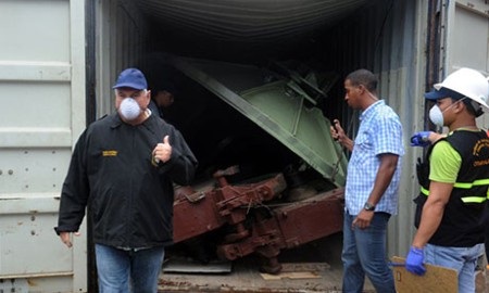 Tàu hàng Triều Tiên bị bắt chở 2 thân máy bay chiến đấu - 4 Chiếc công-ten-nơ chứa thân máy bay Mig-21 được mở ra