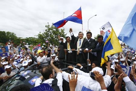 Nổ súng tại trụ sở đảng đối lập Campuchia - 1 Ông Rainsy (giữa) được chào đón khi trở về Phnom Penh