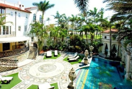 Choáng ngợp với biệt thự nghìn tỷ của cha đẻ thương hiệu Versace - 2 Thanh Tùng