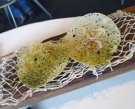 Những món ăn lạ kỳ tại nhà hàng tốt nhất thế giới - 4 Một món ăn vứoi tôm được đặt trên lưới