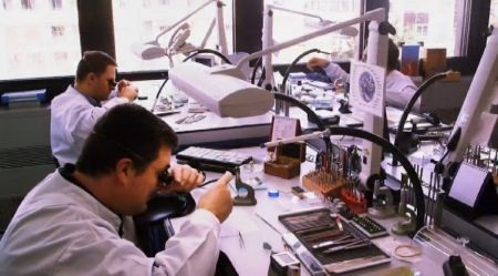 Cận cảnh quá trình lắp ráp đồng hồ siêu sang giá hơn 10 tỷ đồng - 6 Tất cả đều được lắp bằng tay