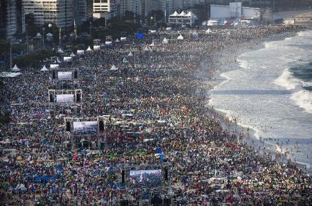 3 triệu tín đồ đón Giáo hoàng trong ngày cuối tại Brazil - 1 Hàng triệu tín đồ đổ về bãi biển Copacabana chờ bài diễn thuyết của Giáo hoàng
