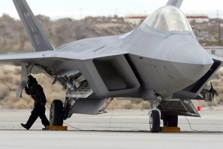 Chiến đấu cơ tàng hình J20 của Trung Quốc "khoe" vũ khí - 4 Khoang tên lửa bên hông của F-22 Raptor của Mỹ