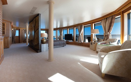 Phòng dành cho khách VIP với giường cỡ đế vương