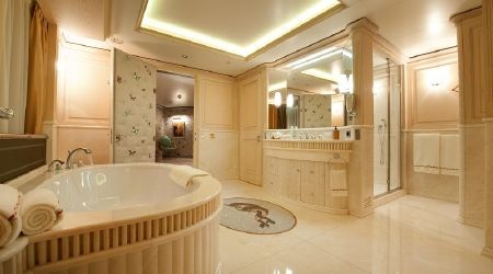 Phòng dành cho khách VIP với giường cỡ đế vương