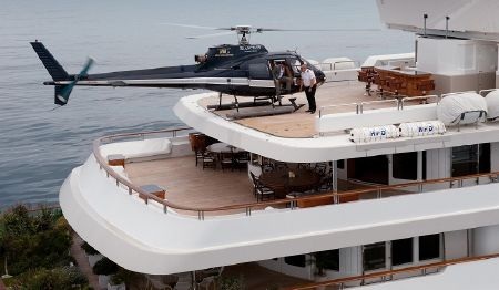 Trực thăng có thể dễ dàng tiếp cận tàu từ phía đuôi