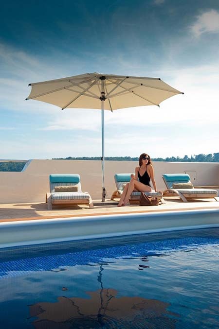 Trực thăng có thể dễ dàng tiếp cận tàu từ phía đuôi