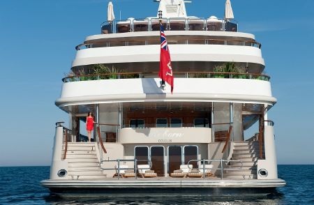 Bể bơi và khu vực tắm năng trên sân thượng