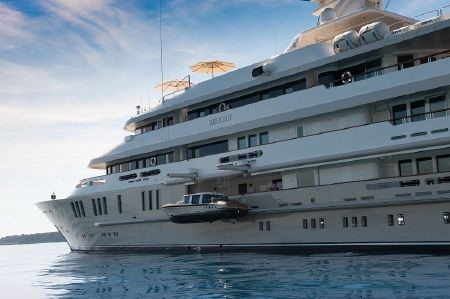 Gara đồ chơi bên hông tàu