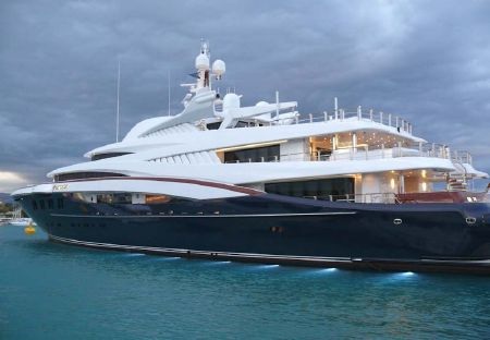 Bể bơi ngoài trời với tầm nhìn ra biển rộng lớn