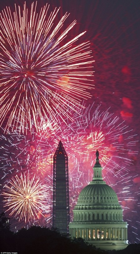 Người Mỹ mừng Quốc khánh trong pháo hoa rực rỡ - 1 Pháo hoa rực rỡ tại Washington DC