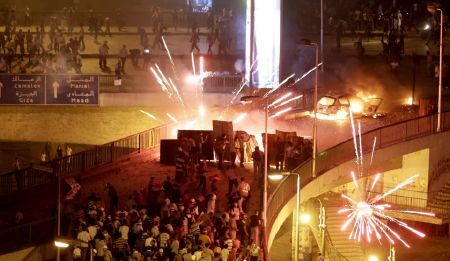 Người biểu tình tấn công nhau trên một cây cầu tại Cairo, Ai Cập