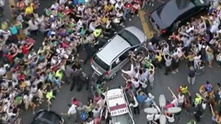 "Biển người" chào đón Giáo hoàng tới thăm Brazil - 2 Đám đông cuồng nhiệt nhiều lần “chặn” xe của Giáo hoàng