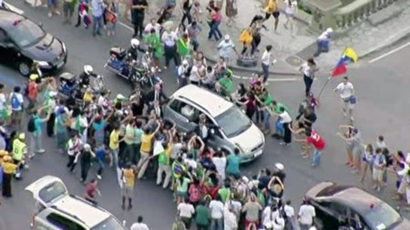 "Biển người" chào đón Giáo hoàng tới thăm Brazil - 7 Từ sân bay về trung tâm Rio De Janeiro rất đông tín đồ đứng bên đường