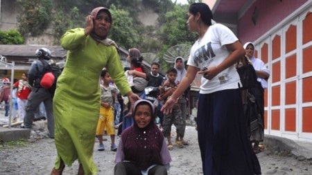 Nhiều người Indonesia sợ hãi không dám vào nhà