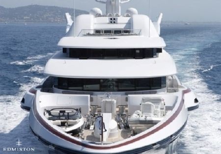 Bể bơi ngoài trời với tầm nhìn ra biển rộng lớn