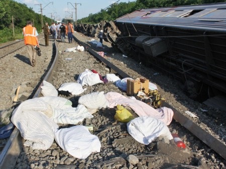 Nga: Lật tàu chở khách, 80 người bị thương - 2 Hành lý của hành khách vương vãi trên đường ray