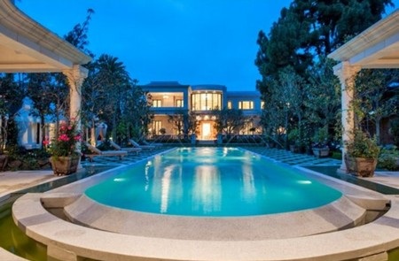 "Đột nhập" cung điện nghìn tỷ của con gái Tổng thống Uzbekistan - 1 Bể bơi ngoài trời của tòa biệt thự có thiết kế rất đẹp