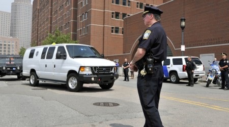 Rất đông cảnh sát có mặt trước tòa án