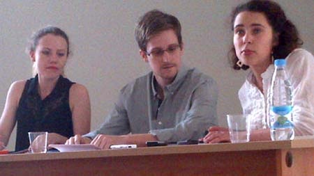 Cựu điệp viên CIA Snowden lộ diện, tiếp tục xin tị nạn tại Nga - 1 Snowden trong buổi họp báo ngày 12/7 tại sân bay Sheremetyevo