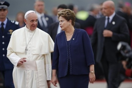 "Biển người" chào đón Giáo hoàng tới thăm Brazil - 1 Tổng thống Brazil Rousseff ra sân bay đón Giáo hoàng