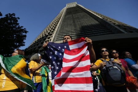 "Biển người" chào đón Giáo hoàng tới thăm Brazil - 3 Đám đông tín đồ chờ đợi Giáo hoàng từ sớm