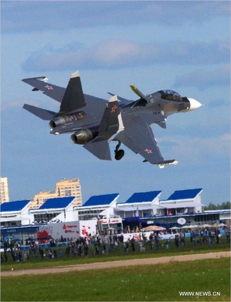 Chiến đấu cơ Nga khoe uy lực tại triển lãm hàng không Mátxcơva - 8 Một chiếc Su-35 bay rất thấp