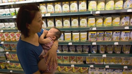 Người tiêu dùng Trung Quốc lại hoang mang vì sữa nhiễm độc