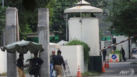 Lính gác bên ngoài lãnh sự quán Mỹ tại Lahore