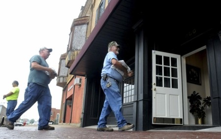 Các nhân viên khuân
vác vất vả với những bọc tiền