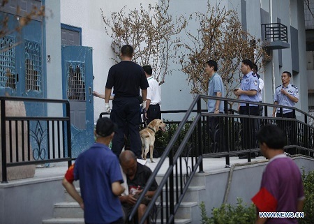 Chó nghiệp vụ được đưa vào kiểm tra phòng xử