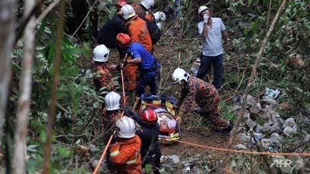 Malaysia: 37 người thiệt mạng trong vụ tai nạn kinh hoàng - 1 Các nhân viên cứu hộ giải cứu nạn nhân vụ tai nạn