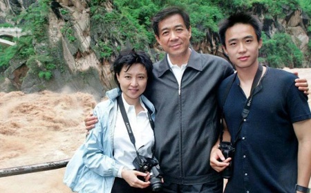 Bạc Hy Lai cùng vợ và con trai Bạc Qua Qua trong một lần đi nghỉ