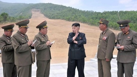 Triều Tiên sẽ kiếm bộn tiền từ khu trượt tuyết "đẳng cấp thế giới"? - 1 Ông Kim Jong-un thị sát công trình xây dựng khu trượt tuyết