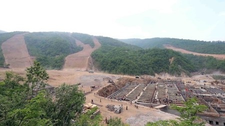 Triều Tiên sẽ kiếm bộn tiền từ khu trượt tuyết "đẳng cấp thế giới"? - 2 Công trình xây dựng khu trượt tuyết đã bị lở đất làm hư hại