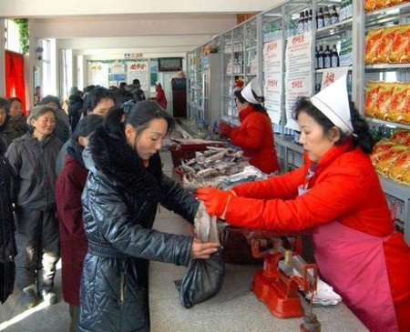 Bên trong nền kinh tế bí ẩn của Triều Tiên - 1 Người Triều Tiên không còn hoàn toàn lệ thuộc vào các cửa hàng mậu dịch quốc doanh