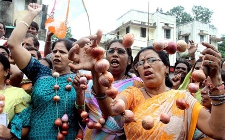 Người Ấn Độ biểu tình vì giá hành tăng chóng mặt - 1 Thành viên của BJP tuần hành phản đối giá hành tăng cao