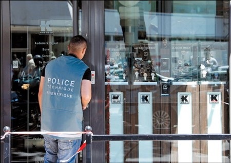 Cảnh sát quan sát bên ngoài hiện trường vụ cướp đồng hồ