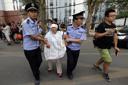 Một số người biểu tình hôm 21/8 bị cảnh sát giải tán