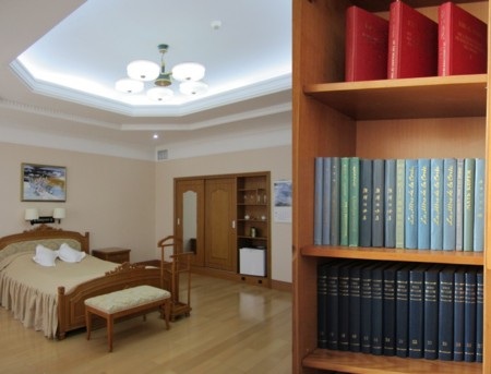 Khám phá khách sạn hạng sang mới nhất của Triều Tiên - 3 Trong phòng khách sạn có nhiều sách của cố lãnh đạo Kim Nhật Thành