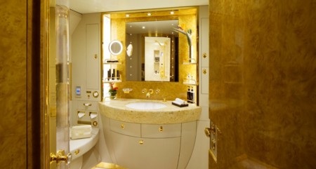 Mục sở thị dịch vụ máy bay siêu sang của hàng không Ả rập - 13 Phòng tắm với nội thất mạ vàng sang trọng