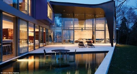 Chiêm ngưỡng biệt thự siêu sang bên hồ giá 1600 tỷ đồng - 3 Thanh Tùng