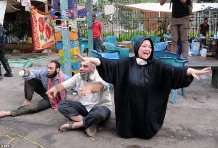Cảnh tượng hãi hùng tại Cairo sau cuộc trấn áp của cảnh sát - 2 Không ít nạn nhân của bạo lực là phụ nữ