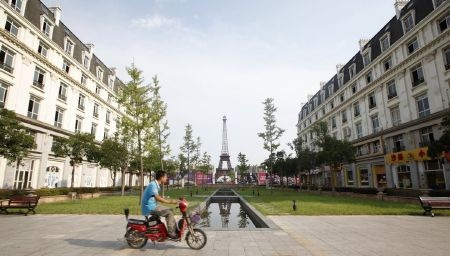 Người dân địa phương dạo Paris nhái trên xe máy cà tàng
