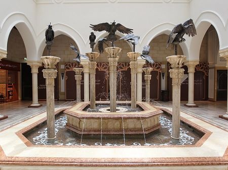 Những công trình trang trí kỳ công được lắp đặt khắp nơi