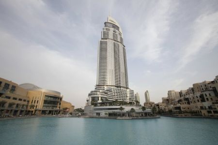 Trước khu mua sắm là một khách sạn 250 phòng