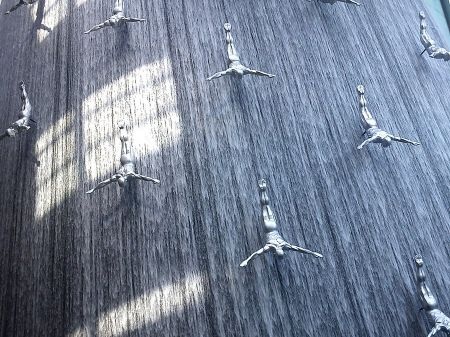 Hình người đang lao xuống thác nước được tạo bằng sợi cáp quang để tạo ra cảm giác sống động